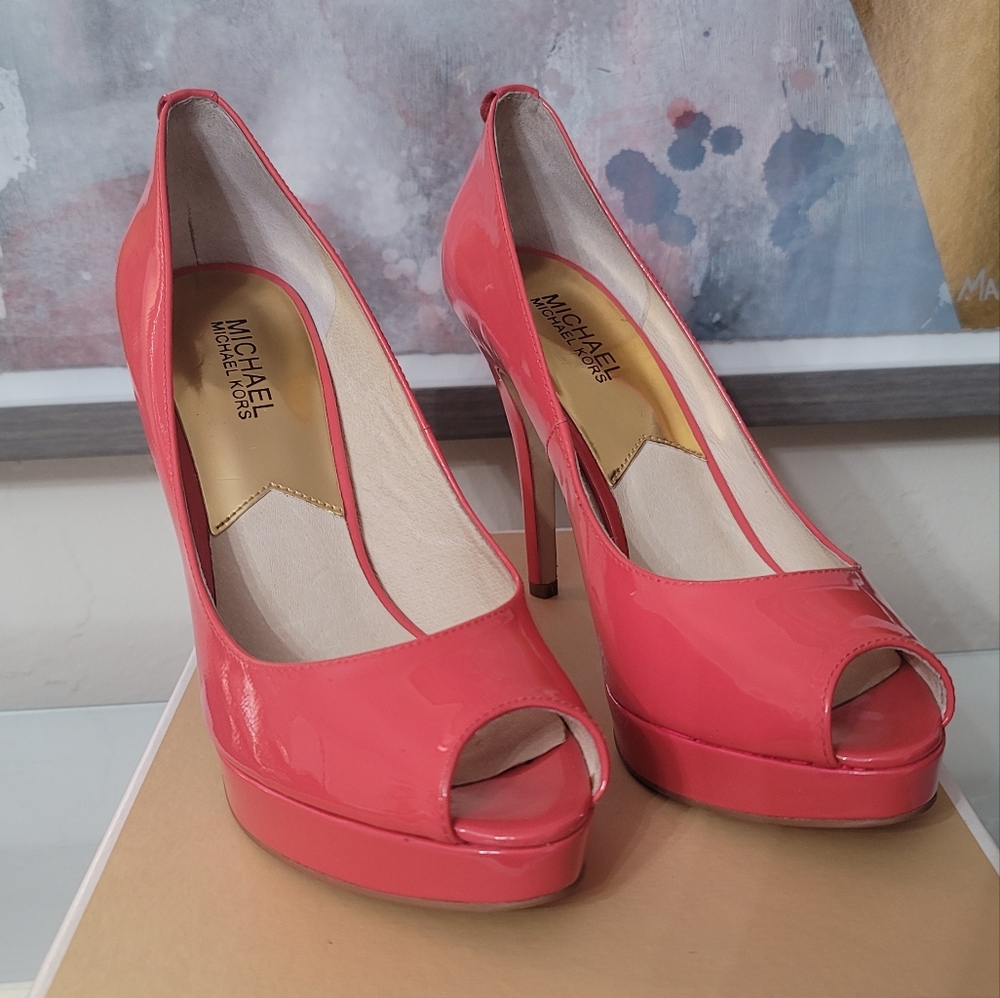 Michael Kors Women’s Coral Patent Leather Peep Toe Platform Pump heels Size 9M.